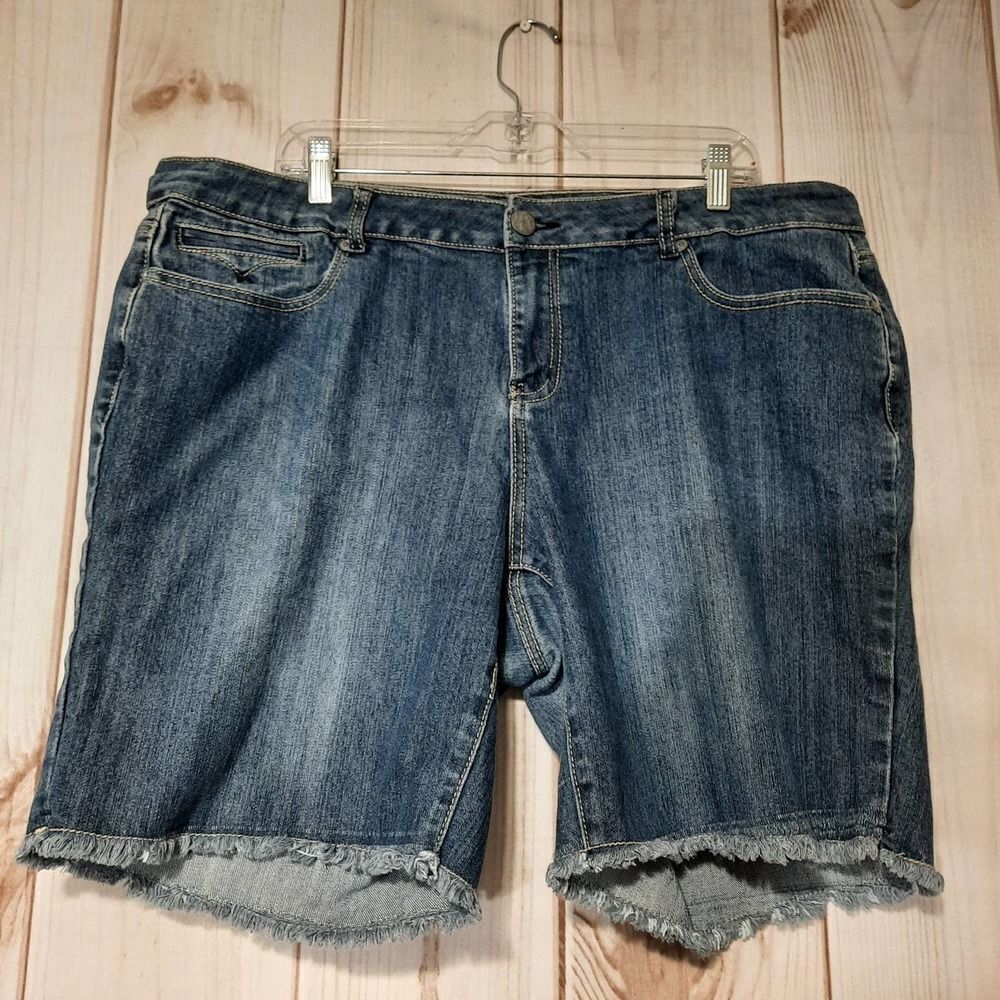 Roz & Ali Womens Size 18 Denim Bermuda Shorts Medium Wash Frayed Hem B310F-94MP